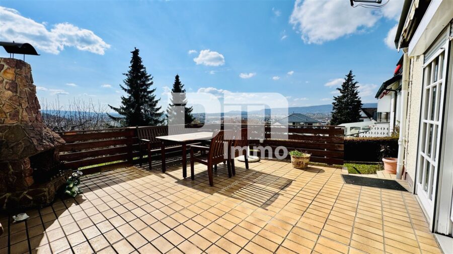 Teilsaniertes Traumhaus in begehrter Lage auf großem Grundstück mit Panoramablick - Terrasse mit Panoramblick